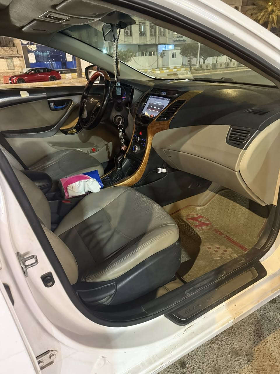 السلام عليكم النترا للبيع موديل ١٦ خليجي بيها هاي الضربة الباب وجاملغ طخة ماشية ١٨٨ تخم تاير جدد قبل يومين صدر جديد عارضها ١٢٠ وبيها مجال قليل حك الجية باقي التفاصيل عل رقم *********** بيها صبغ بلبنيد
