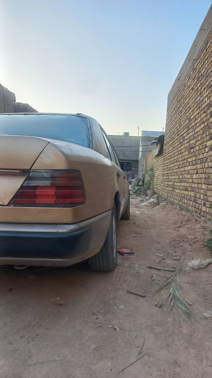 مارسدس دب للبيع سعر ٣٥ وبيه مجال
العنوان حي ميسان 
***********
تبريد عطلان 
تخم تاير جديد
حداديه جديده 
كير محرك جديد 
سياره عوزه تلحيضات بصيطه
