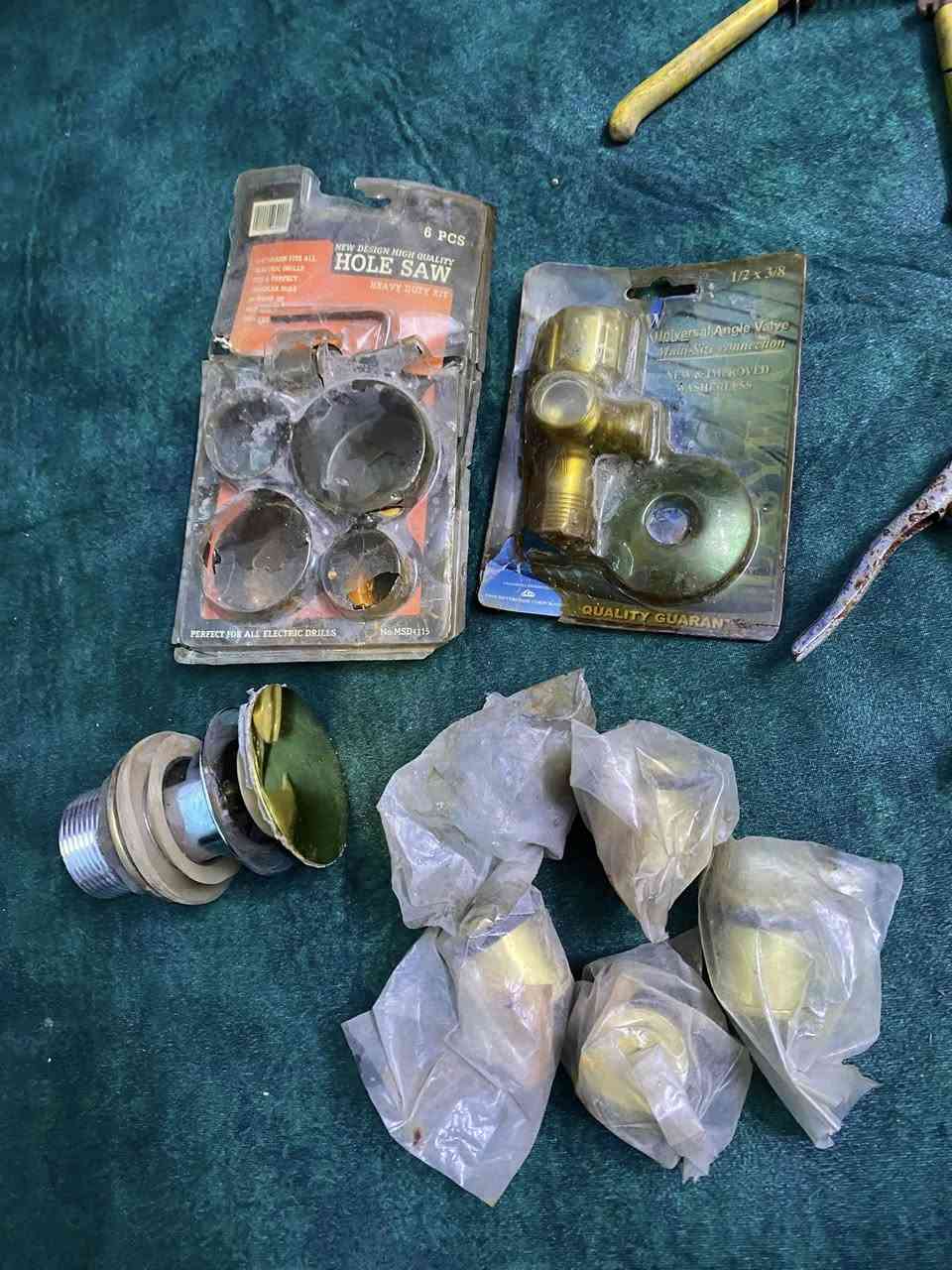 للبيع عدد جديدة بس متروكه صار هواي الي تفيدة خلي سعر وبلعافية***********5
