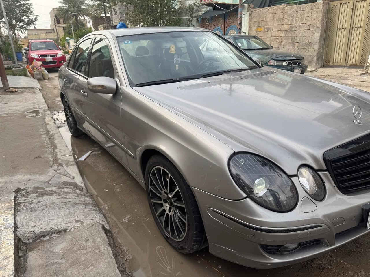 🚗 للبيع مرسيدس E-Class W211
📅 موديل 2008 
🔧 المحرك 4سلندر cc2400 توربو 
⚙️ كير أوتوماتيك
🚘 دفع خلفي
⛽ اقتصادية بالبنزين
✨ المواصفات:
• مقاعد جلد
• تحكم كهربائي
• ديكور خشب
• كروز كنترول
• ABS + ESP
• وسائد هوائية
كشنات هيتر 
وارد يابان 
محرك كير مكفول 
لايت زنون بلاد 
بكلايت لد LED

***********
السعر 120 
مكاني بغداد الكمالية
السيارة بأسمي 
سنوية وهزة لل2028

