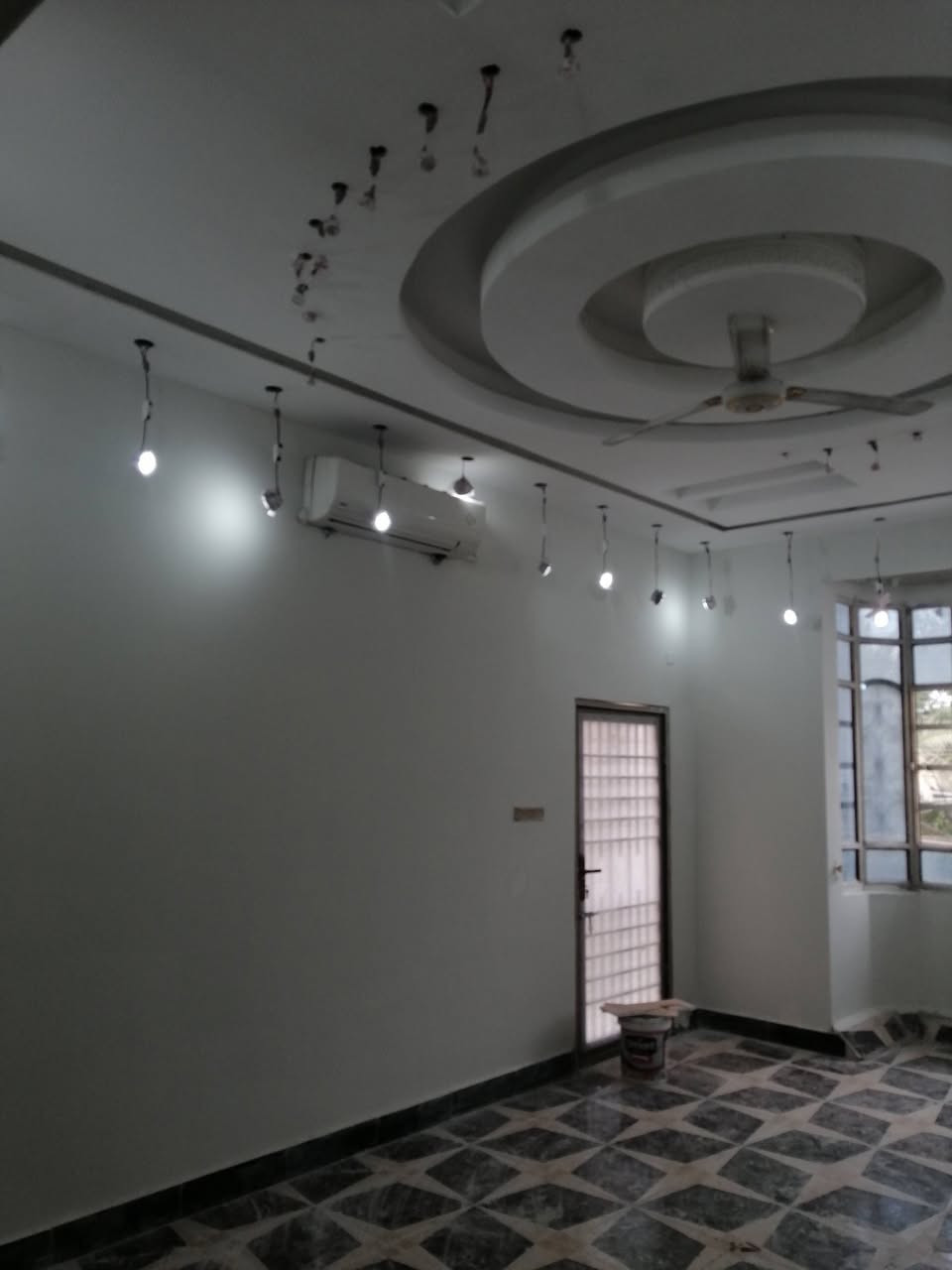 السلام عليكم اخوان متواجد كادر صبغ طلس درجه اولئ خارجي او داخلي ترميم الدور السكنيه مقطوعه او يومي الاستفسار عبر الاتصال او خاص ***********  مكاني البصره
