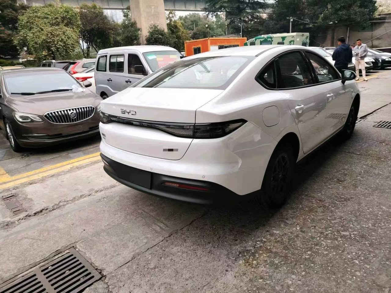 Byd Seal 05 2026 🔥🔥
🔥🔥 Byd Seal 05 – موديل 2026 🔥🔥
هايبرد ذكي | سيارة أونلاين | توفير أسطوري

⚡ تمشي 128 كم كهرباء صافي بالشحنة الواحدة
⛽ أكثر من 2200 كم مع البنزين بالتفويلة
🔌 منفذين شحن AC & DC
🔋 شاحنة وكاله 32 أمبير مرفقة تشحن السياره ب40 دقيقه
📱 تطبيق BYD مفعّل – السيارة أونلاين وتتحكم بيها من الموبايل
الگير تعليگ 🔥
📌 Seal 05 موديل 2025 بشكل 2026

⸻

⚙️ المحركات ونظام الحركة
 • محرك بنزين 1.5L اقتصادي
 • محرك كهربائي عالي الكفاءة
 • نظام Plug-in Hybrid (DM-i)
 • ناقل حركة أوتوماتيك e-CVT
 • دفع أمامي
 • سلاسة عالية داخل المدينة وعلى السفر

⸻

🔋 الأداء والاستهلاك
 • استهلاك وقود منخفض جدًا
 • انتقال ناعم بين الكهرباء والبنزين
 • قيادة هادئة ومريحة
 • أداء ثابت بالطريق السريع

⸻

🔌 نظام الشحن
 • شحن منزلي AC
 • شحن سريع DC
 • مناسب للاستخدام اليومي والسفر
 • يدعم الشحن الليلي بسهولة

⸻

📱 التكنولوجيا والذكاء
 • السيارة متصلة بالإنترنت
 • تحكم كامل من الهاتف:
 • تشغيل / إطفاء
 • قفل وفتح
 • متابعة الشحن
 • تحديد الموقع
 • فحص حالة السيارة

⸻

🖥️ الداخلية والراحة
 • شاشة وسطية كبيرة
 • شاشة عدادات رقمية
 • نظام ترفيه متطور
 • مكيف أوتوماتيك
 • مقاعد مريحة
 • عزل صوت ممتاز

⸻

🛡️ الأمان
 • ABS
 • EBD
 • ESP
 • مساعد صعود المرتفعات
 • وسائد هوائية
 • أنظمة مساعدة سائق

⸻

✨ التصميم
 • تصميم عصري رياضي
 • إضاءة LED أمامية وخلفية
 • جنوط ألمنيوم
 • حضور قوي على الطريق

⸻

🔥 Byd Seal 05 2026
سيارة وحدة… كهرباء، بنزين، تكنولوجيا، وتوفير 👌

السعر: التواصل خاص او على الرقم

+964 781 083 0543

مكان السيارات بغداد


**إذا كنت صاحب هذا الإعلان وتريد حذفه لأي سبب، رجاءا أرسل رسالة إلى الدعم الفني**