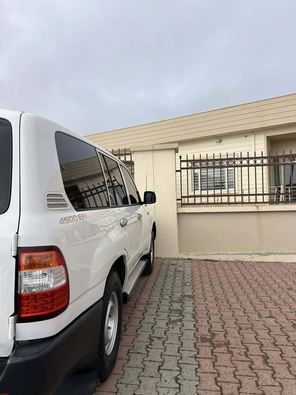 تۆیۆتا لاندکروزەر مۆنیکا مۆدێل 2001 فوول عادى G،٣٣٠ هەزار رۆشتووە،سوکان ئێرباگ،سەنەوی تازەیە تا 2029بەناوی خۆمەوەیە،٤تایەی لۆکی لەژێرە،هەزەی تازەیە،پارچەیەک و دوو پەڵە بۆیاخی هەیە بێ ناوگرتن جێ لەزگەی کارتە،کتابی جام ڕەشی لەگەڵە،گێرو مەکینەو ئەکسل بەشەرت ،تەحویل خەرامە بەشەرت،چرکەی تێدا نیە، تەبرید ساردو گەرم 
0771 591 6060
