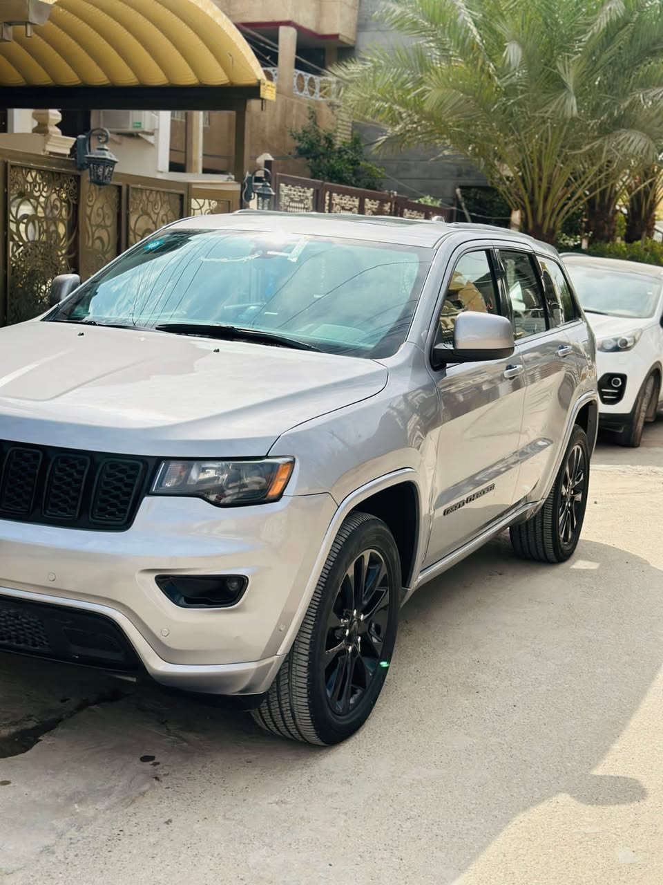 سلام عليكم جيب بلاك توب 2021 حادث جاملغ وبنيد السياره جديده على ايدنه ايرباك طاك ماشيه 33 الف مواصفات شاشه جبيره كار بلي رادارات خلفي وجانبي ومواصفات هواي بعد السعر 240 وبيه مجال مكان السياره غزاليه للاستفسار *********** /***********
