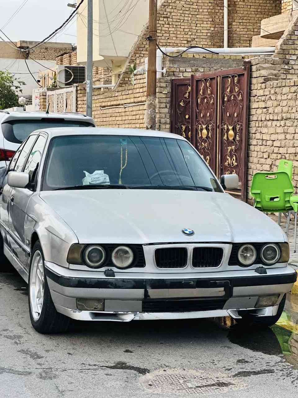 *للبيع | BMW 525i*
*"وحش التسعينات الألماني E34"* 💎

- *السيارة*: BMW الفئة الخامسة E34

- *الموديل*1993 اصل 

- *الحجم*: 525i

- *المحرك*: بشرط مسكر فانوس M50 - 2.5 لتر 6 سلندر، القوة والاعتمادية

- *الكير*: أوتوماتيك بشرط 

- *اللون*: سلفر ملكي، هيبة بالشارع

- *الرقم*: سليمانيه دولي باسمي هزه لل30

- *ويل كب*: M. الأصلي، يخبل على السيارة

- *كشنات مدوشمه ونضيفه  

- *السياره بيها جراد قماره وبنيد يرادلها فرن وصبغه مرتبه 

- * السيارة مصيونة ومرتبة، واضحة بالصور من بره وجوه

تبريد شغال وي السويج 

بجم عريض 

منضومه لايت زنون 

*📍 المكان*: واسط ***********

تعال وبخدمتك
