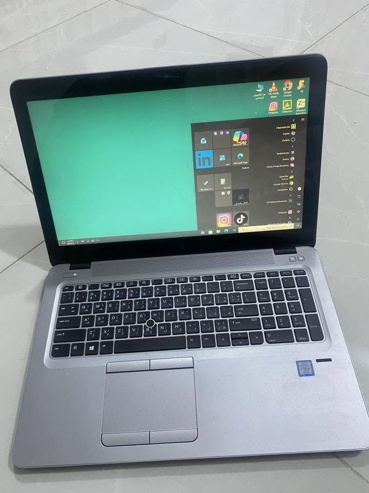 HP 
Ci5 
جيل 8  
شاشه لمس حجمها 15 
منصب بي وندوز 10
***********
مستخدمة شهرين غراضها كامله جنطه ماوس شاحنه  رايدها ب 260
