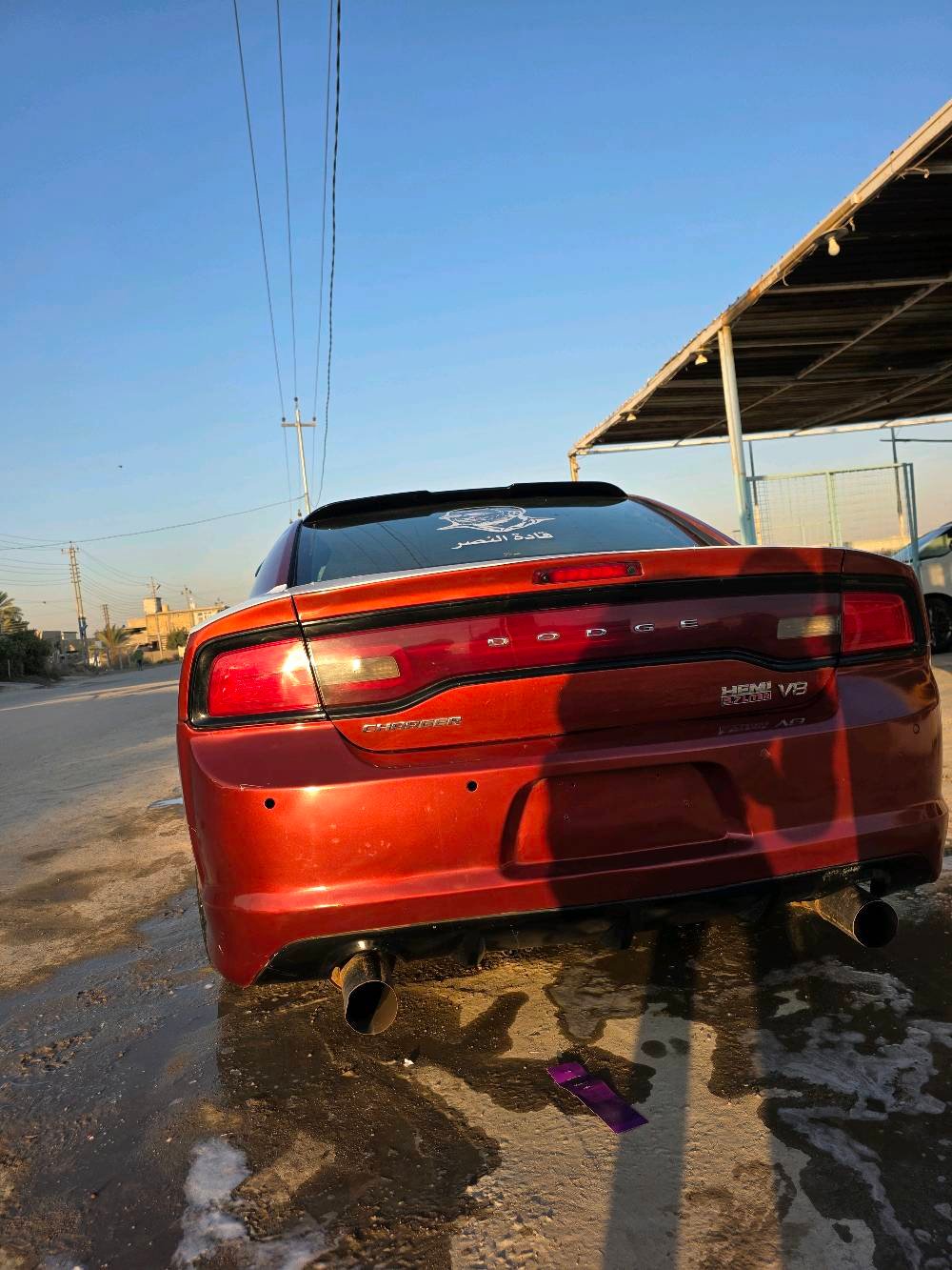 سيارة دودج تشارجر لون خمري للبيع. السيارة نظيفة ومصانة بشكل جيد من الداخل والخارج. الميزات تشمل محرك قوي وتصميم رياضي جذاب. السيارة مثالية لعشاق القيادة الممتعة والقوة.