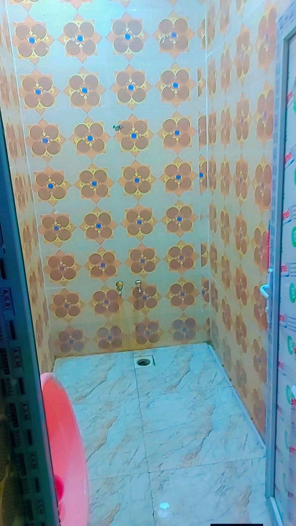 بناء جديد كله طابوك ورباطات والسكف كونكريت ارضية بورسلين وسيراميك المطبخ والحمامات درجة اولى زراعي مساحه 100 
الكهرباء سمينز دفن
غرفه  وصالة ومطبخ دوانيه  حمام داخلي (شرقي وغربي) وحمام خارجي السبل الاوله هاتف ***********
السعر 37 بي مجال اني صاحب الدار