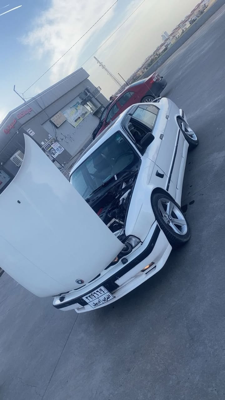 السلام عليكم بي ام دبليو مديل 90 بجم عريض مكينه كبس كير واكسل بشرط عليها كير عادي zf السياره شلعه ومعدل طياره كهربائيات كلها شغاله تبريد وتدفئه شغالات صدر امامي خلفي جديد مابيها نقص دعامياتM دوسات Mترايش M عليها وياله هامان طخم تاير جديد رقم السياره اربيل ومكانها اربيل الشراي يتصل هذا رقمي *********** مستعجل علبيع سعرها 39 والله مو سعرها بس متوازي وبل الف عافيه عل ياخذها
