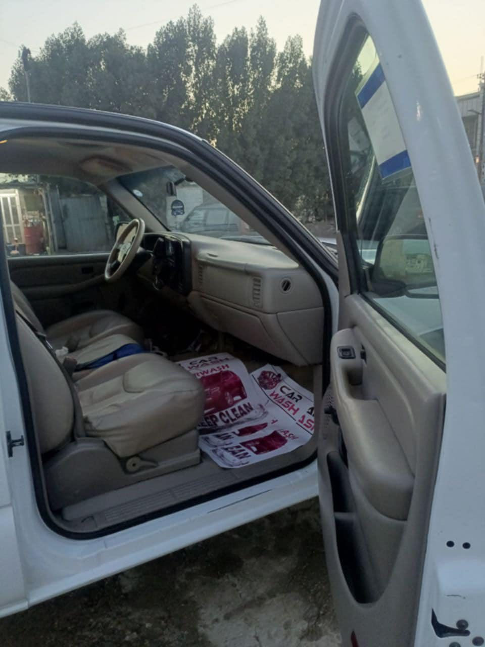 السلام عليكم للبيع سلفرادو موديل 2006 محرك 6100 كير 1000 جام اوتماتيك فور وين داخل بيجي رقم سليمانيه تحويل ثاني يوم  لاستفسار اتصل ***********
***********
***********
