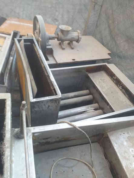 غراض مطعم البيع.مثرامه.الحم.شوايه هبركر.قلايه.فنكر.وكنتاكي مع.ميز كبير***********
