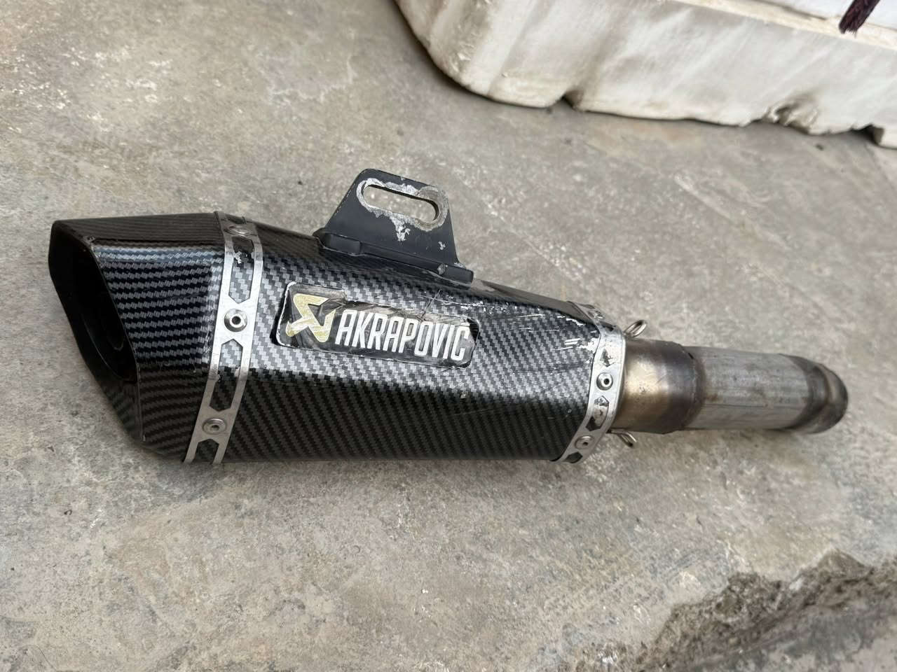 سلام عليكم صلنصه كربون فايبر مال بطح ترهم عل كل النواع و خوذه اصليه جديده للبيع كلشي وبسعره هذا رقمي ***********
