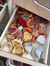 اي شخص محتاج حشوات ل اسنانه عنده تسوسات   او اسنان تالفه وباقي جذر نقل...