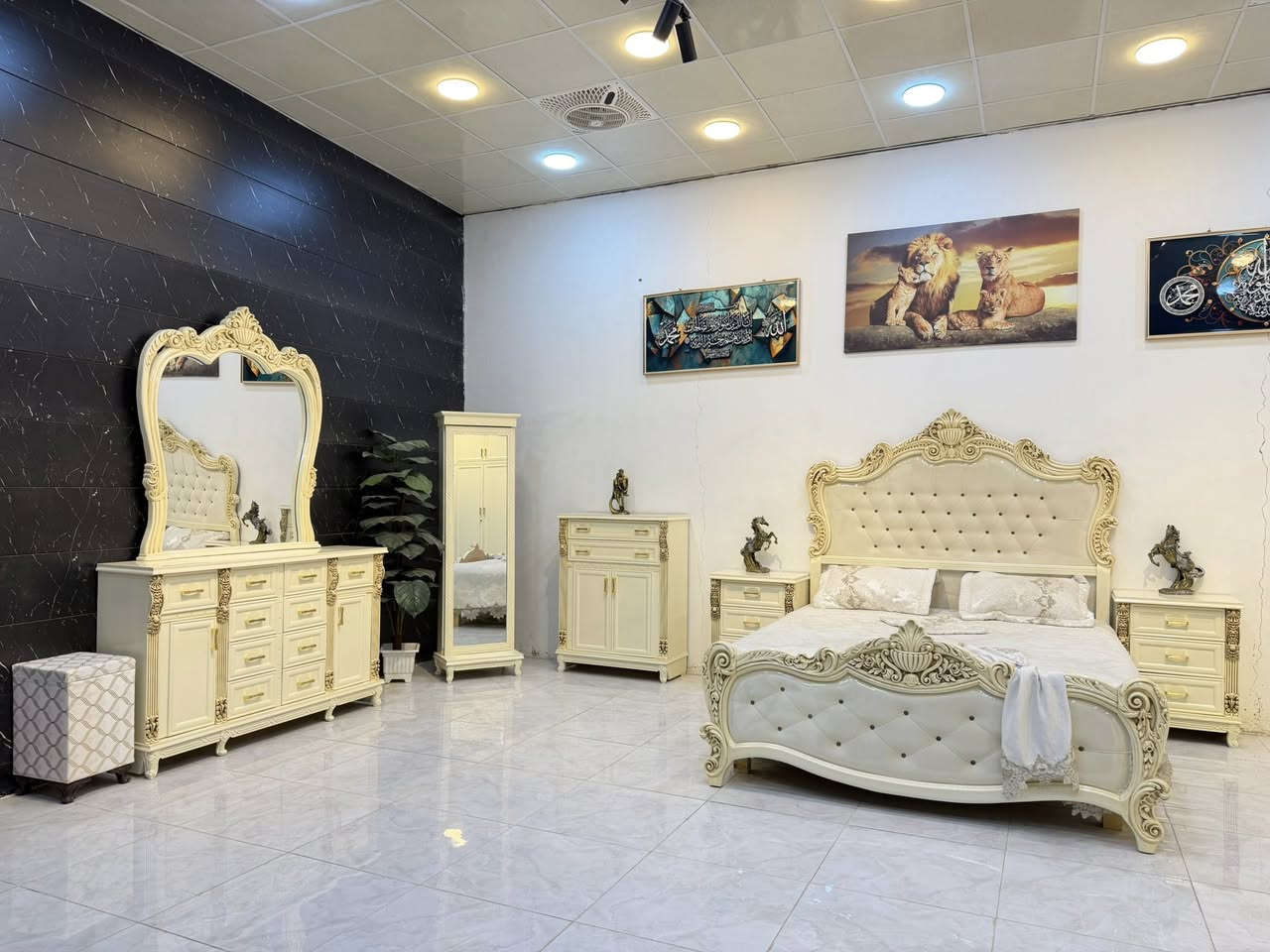 موديل (  هيلين ) اللون اوف وايت وتعتيق كريمي 

شركه المرتضى للاثاث العراقي تقدم  موديل نجاره عراقي والديكور والتصميم  مصري

ضمن وجبة الدرجة الاولى 

سعر التخفيض  3 ملايين و150 الف فقط

غرفة 6 ابواب طابقين ملحق

تتكون من 11 قطع

وجه الكنتور يكون  ان دي اف  6ملم
داخل الكنتور صاج  طبيعي 4ملم 

راس العالي والناصي زان مصري 
لف الابواب زان مصري

ظهر الكنتور جرجوبة براغي 

القاعدة الارضية للكنتور بلوك بورد

ارتفاع الكنتور مترين و70سم 

عرض الكنتور 3 مترات و30 سم

عرض الكنتور مع زاويه الملابس 4 امتار و50 سم

السرير طبقة بلوك بورد

ضمان 5 سنوات من ناحيه الصبغ والشغل 

السعر الحالي/ 3/150معه الشد  والنقل  كامل

خدمت استبدال الغرف القديمه ونطيكم غرفه جديده معه إلاتفاق على الفرق

خدمة الشد والتوصيل مجاناً لجميع محافظات العراق 

العنوان / بغداد الجديدة قرب البريد 

***********

***********
