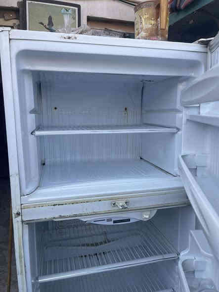 ثلاجه حجم جدا جبير ه ونضيفه
ابد مداخله تصليح  تجميد خير من الله السعر ٢٠٠وبيها مجال
المكان البياع ***********
