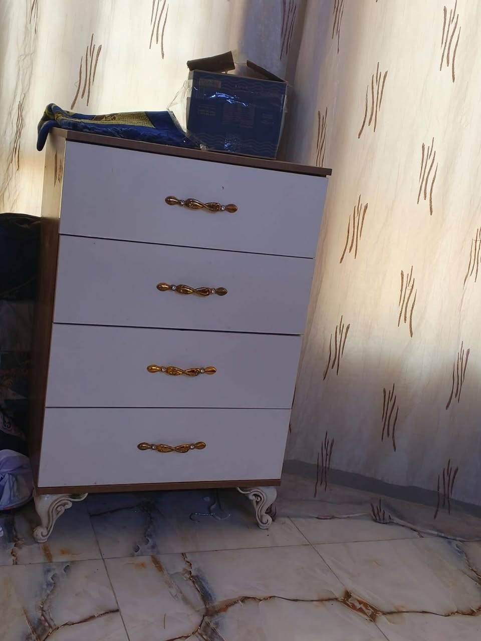السلام عليكم بيع مستعجل كلش الغرفة الله شاهد صارت علي مليون ونص سعرها ب300 فقط مستعجل عليه
***********
