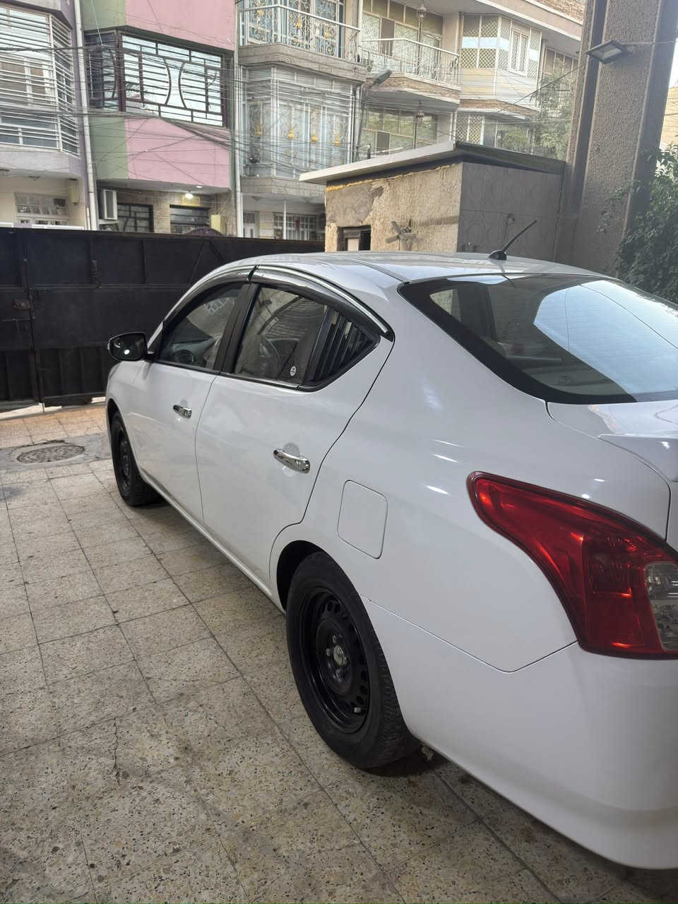 سلام عليكم نيسان سني هندي موديل ٢٠٢٤ كفالة عامة
السيارة فول موصفات شاشة 
٤ جام كهرباء 
قطعتين تبريد 
السيارة جاهزة و كاملة و على وضع الشركة حتى اول ما اخذتها دوشمتها السيارة كفالة عامة من كل شي 
ماشية ٣٤ الف كيلو سبيرها منازل و بعدها ب ضمان الشركة(٣ سنين او ١٠٠ الف كيلو متر)
السيارة رقم أربيل تريد تحويل او وكالة اني حاضر 
السعر ١٢٤ ورقة و بيها مجال
مكان السيارة:بغداد/الاعظمية
للاتصال:***********
