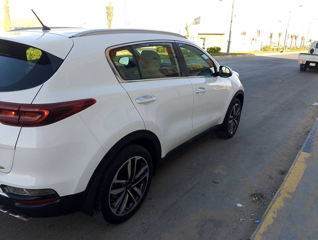 السلام عليكم كيا سبورتج خليجي  رقم بصره الجديد تحويل محرك 2000 دوش السياره بيه صبغ باب السايق وعابر على الباب الثاني قليل صبغ وبيه بارد السياره جاهزه السعر 160 العنوان البصره حمدان *********** البصرة, العراق
