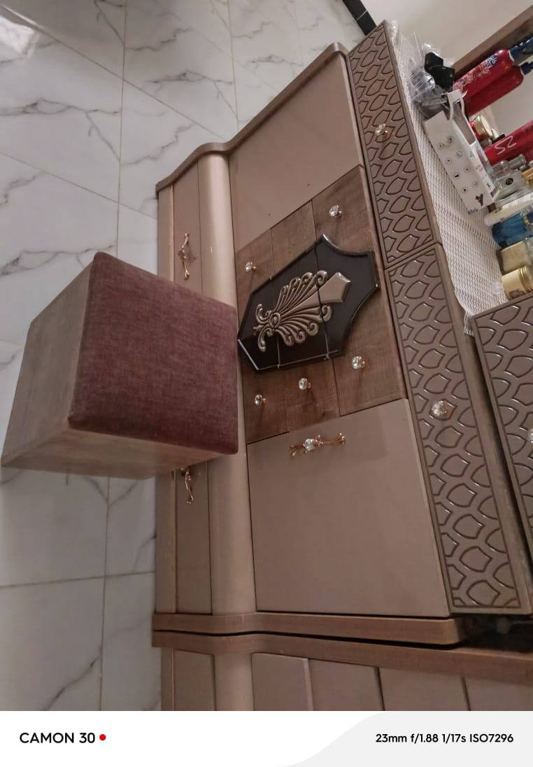 السلام عليكم غرفه نوم تركيه اصلي نضيفه كامله بدون اي كسر كلها بيها اناره مخفيه كلهن شغاله الجديده مالتها اب ٥ملائين غرفه تكمه ما تنشال كله بلويد من هاذ الصلي سعرها مليون اوميه  1100الف ***********اتصال عل رقم
