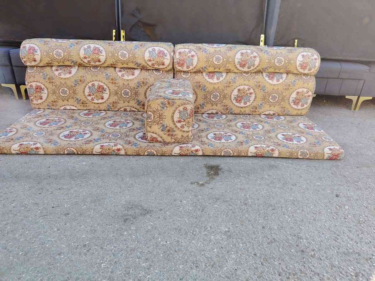 جلسه وجهين كويتيه 17 متر 8 دواشك ونص دوشك 
13 ضهر و زوايه 3 و 5 تكيات تجي 7 ب 4 جلسه نضيفه مابيه اي عيب سعر 250 الف 
العنوان الخضر شارع الجياشي محلات ال حجي رشيد 
يوجد خدمت توصيل ***********🥰🥰
