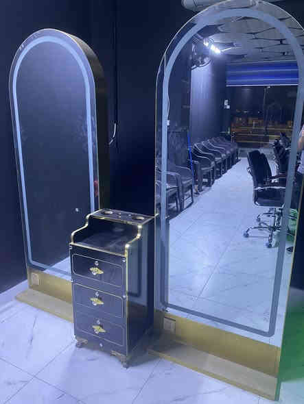 #للبيع #حلاقة

🪞مراية حلاقة عدد 2 تركية وسطيه وجهين يعني ذني المرايتين يصير عليها 4 كراسي حلاقة 
حديد ثقيل طلاء ذهبي ثابت واللد مالتهن لمس والكل شغال 

ملاحظة: وحده من المرايات بيها فطر كلش بسيط وما مأثر عليها 

مكاني بغداد /مجمع بسماية 
التواصل على الواتساب للرقم 👇
***********
