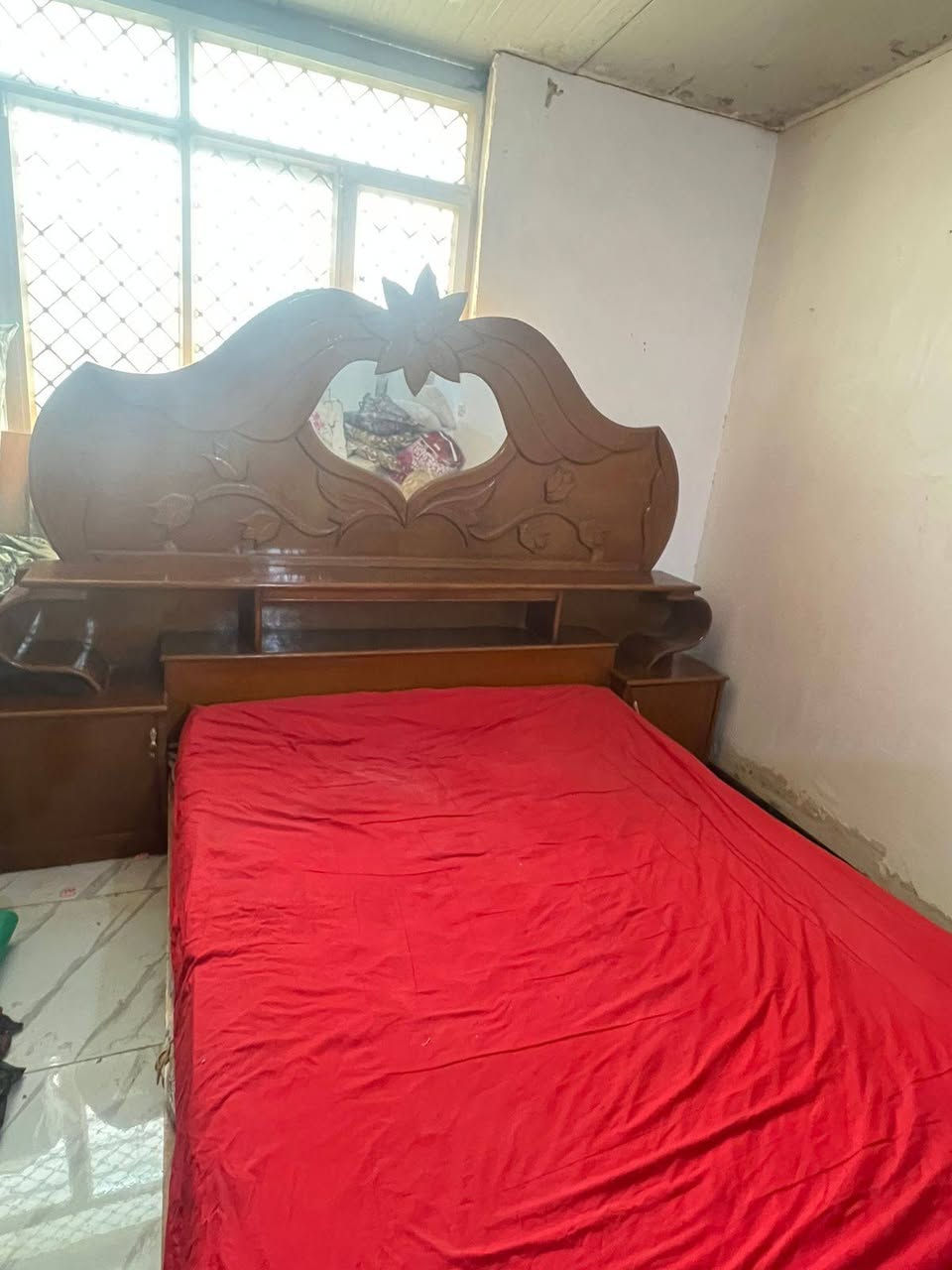 غرفه نوم مو  نضيفه مكانه بغداد زعفرانيه سعره 750.  
***********
