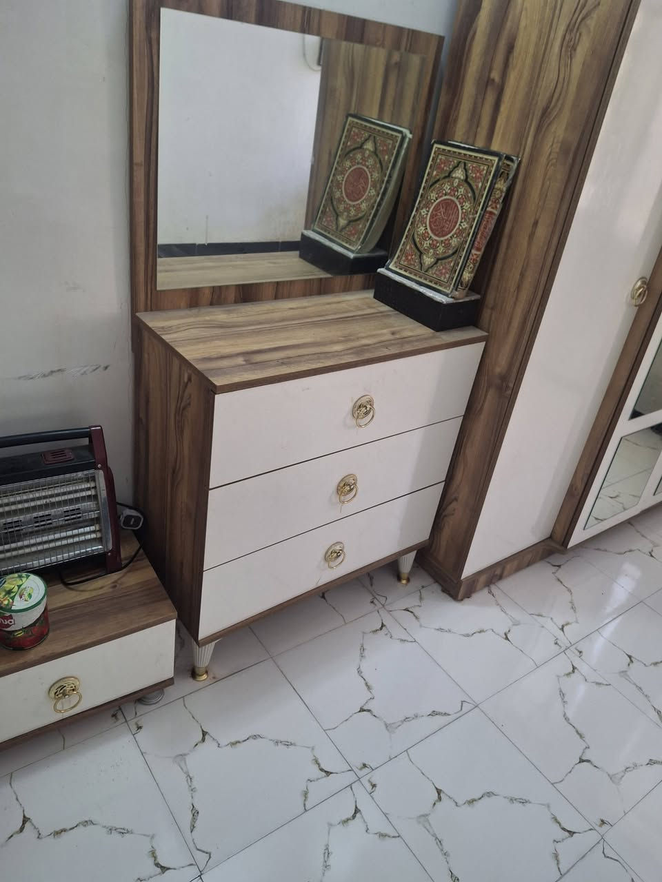 السلام عليكم 
 أغراض بيت بيع مستعجل 
كل شي وسعره 
غرفه تركي ١٥٠
كاونتر ٧٥ 
تخم قلاب جربايه ١٠٠
العنوان البوبيات 
***********
