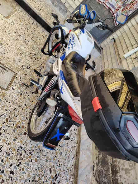 السلام عليكم
هيوشه للبيع موديل 2017 دراجه نضيفه بمعنى الكلامه تشغيل بصمه كهربائيات كله شغاله مناقصه لو برغي اوراقه فقط منفيس السعر 750. الاستفسار خاص او الاتصال
 ***********
