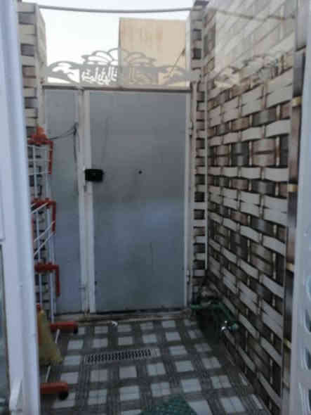 بيت طابق ثاني غرفه وصاله ومطبخ مفتوح عالصاله 
بناء حديث  سبالت طنين عدد 2 كاونتر معلق مفروش موكيت كامل 
العنوان مكتب الرشيد شارع الصياغ فرع جامع المصطفى المؤدي الى سوق الجمله  رهنه ب٢٥ المده سنتين786 929 0786 929 1705
