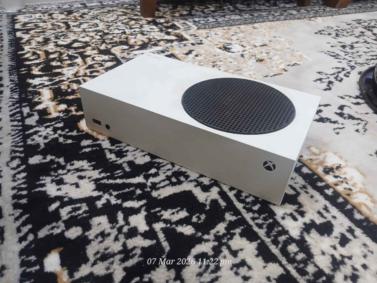 السلام عليكم
اكسبوكس سيريس اس نضيف ذاكرة 512 مابيه اي عطل نظافة فول الله شاهد الجهاز بيه حساب مشترك فيفا 26 و بيس 2021 
وياه يدات ثنين اصليات وحدة مابيهة اي عطل و الثانية الكير مالتهة يشكل كيبلات الجهاز كاملة و الجهاز بدون كارتونة  
السعر :400 و بيه مجال 
المكان بغداد هور رجب


**إذا كنت صاحب هذا الإعلان وتريد حذفه لأي سبب، رجاءا أرسل رسالة إلى الدعم الفني**