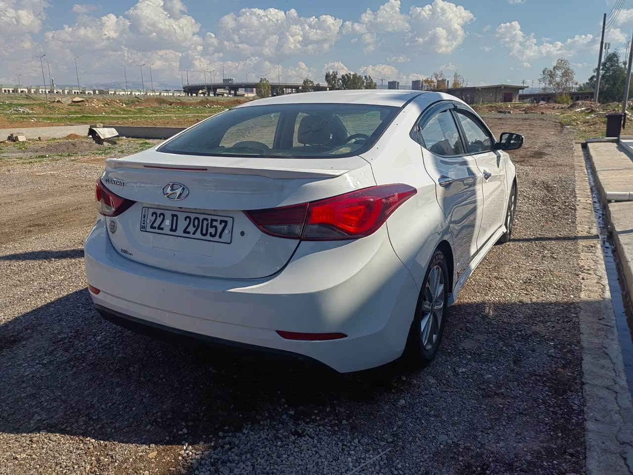 موديل ٢٠١٥ فول ماصفات مه كينه كه وره ١.٨ محرك سلايت Abs ئاوينه شفت شاشه كاميره هيجي نييه كه م تزره كي خفيفي هه يه زور خفيفه *********** أربيل, العراق
