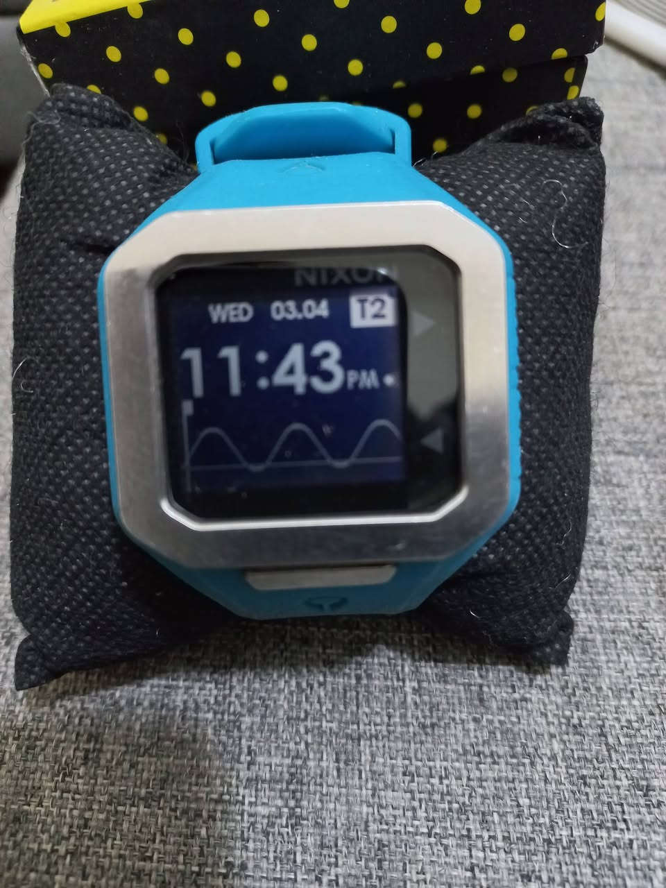 Nixon Men's Supertide الرقمية، وهي ساعة مصممة خصيصاً لهواة ركوب الأمواج والأنشطة البحرية
تتميز هذه الساعة بالمواصفات التالية:

الوظائف البحرية: تحتوي على بيانات مبرمجة مسبقاً للمد والجزر، ومواعيد شروق وغروب الشمس لأكثر من 270 شاطئاً حول العالم.

التصميم: تأتي بهيكل متين بقطر 45 ملم مصنوع من الفولاذ المقاوم للصدأ مع طلاء من البولي يوريثين والسيليكون.

مقاومة الماء: مقاومة للماء حتى عمق 100 متر (10 ATM)، مما يجعلها مناسبة للسباحة وركوب الأمواج.

الشاشة: شاشة رقمية عالية الدقة توفر رؤية واضحة للوقت وبيانات المد والجزر.

السوار: سوار من السيليكون المريح مع مشبك من الفولاذ المقاوم للصدأ.صنع في اليابان

السعر ٥٠٠٠٠


**إذا كنت صاحب هذا الإعلان وتريد حذفه لأي سبب، رجاءا أرسل رسالة إلى الدعم الفني**