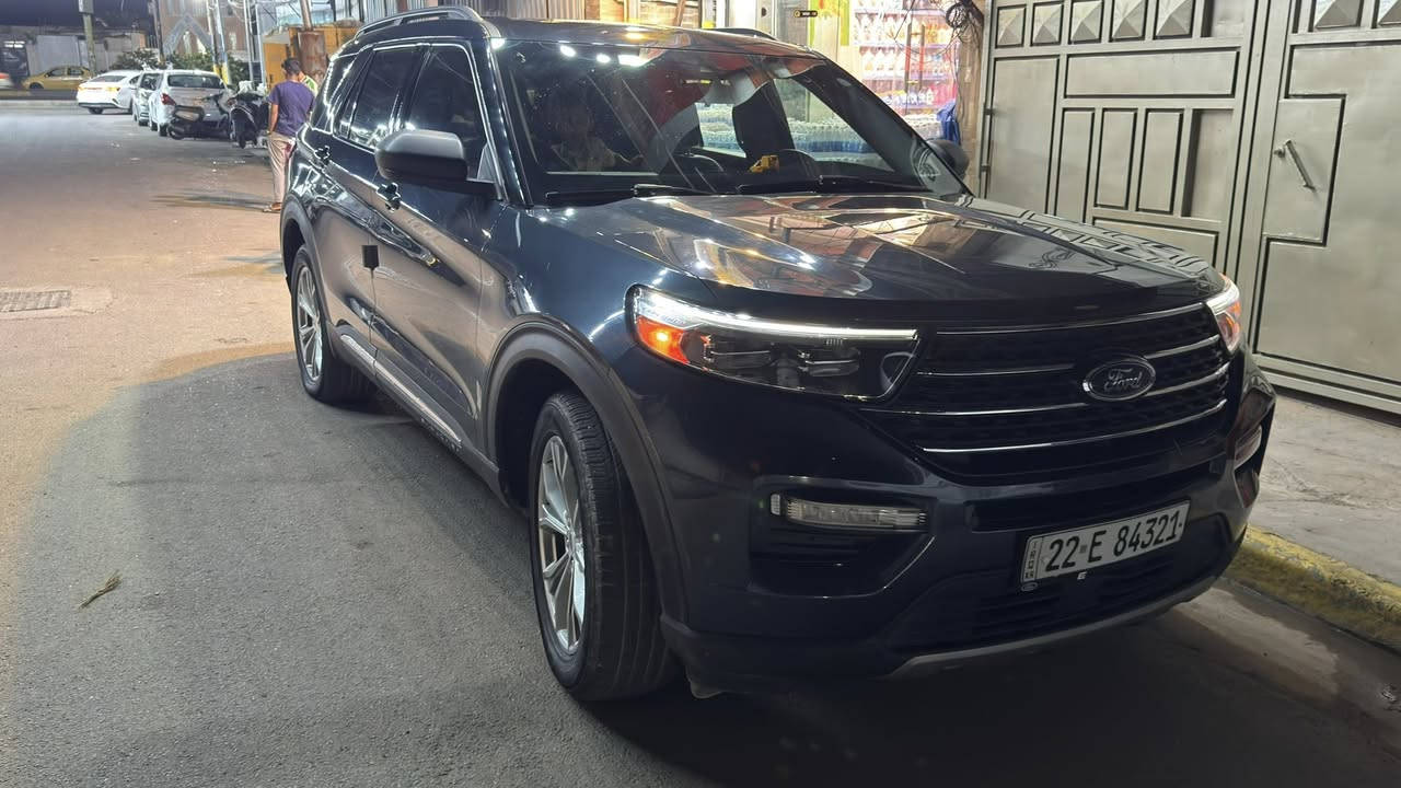 للبيع 28000$ كلين تايتل عداد46مايل
1. المحرك والأداء (Powertrain)

 المحرك: ايكوبوست (EcoBoost) رباعي الأسطوانات (I-4) سعة 2.3 لتر مع شاحن توربيني.

 القوة الحصانية: 300 حصان عند 5500 دورة في الدقيقة.

 عزم الدوران: 420 نيوتن متر (310 رطل-قدم) عند 3500 دورة في الدقيقة.

 ناقل الحركة: أوتوماتيكي متطور من 10 سرعات.

 نظام الدفع: تتوفر بدفع خلفي مستمر (RWD) أو نظام دفع رباعي ذكي (AWD) مع نظام إدارة التضاريس (Terrain Management System) الذي يوفر حتى 7 وضعيات قيادة مختلفة (اقتصادي، رياضي، رملي، صخري، إلخ).

 معدل استهلاك الوقود: تقريباً 12.7 كم/لتر (على الطرق السريعة) وحوالي 10.5 كم/لتر (داخل المدينة) حسب ظروف القيادة وطبيعة الدفع.

2. التصميم الخارجي (Exterior)

 الإضاءة: مصابيح أمامية وخلفية وكشافات ضباب تعمل بتقنية LED بالكامل، مع ميزة التحكم التلقائي في الضوء العالي.

 العجلات (الجنوط): تأتي قياسياً بجنوط ألمنيوم مقاس 18 إنش (وتتوفر مقاس 20 إنش في بعض الحزم الاختيارية كحزمة المظهر الرياضي).

 المرايا والشبك: شبك أمامي مميز لفئة XLT مع مرايا جانبية مدفأة بلون الهيكل (أو سوداء) وقابلة للتعديل كهربائياً.

 الباب الخلفي: باب الصندوق الخلفي يفتح ويغلق كهربائياً.

 اللمسات الإضافية: سكك سقفية (Roof Rails) باللون الأسود أو الكروم لتثبيت الأمتعة، وعازل صوتي للزجاج الأمامي والجانبي لركوب أكثر هدوءاً.

3. المقصورة الداخلية والراحة (Interior & Comfort)

 السعة: تتسع لـ 6 أو 7 ركاب حسب التوزيع (مقاعد متصلة في الصف الثاني أو مقاعد كابتن منفصلة).

 المقاعد: تأتي مقاعد قماشية فاخرة (أو جلد ميكروفيبر ActiveX في الفئات الأعلى من XLT)، مع ميزة التحكم الكهربائي بمقعد السائق (10 وضعيات) والراكب الأمامي، بالإضافة إلى تدفئة المقاعد الأمامية وعجلة القيادة.

 التكييف: نظام تكييف أوتوماتيكي ثلاثي المناطق (Tri-Zone Climate Control) لضمان راحة الركاب في الصفوف الثلاثة مع فتحات تكييف علوية وجانبية.

 المساحة التخزينية: مساحة ممتازة للصندوق، ويمكن طي الصفين الثاني والثالث كهربائياً أو يدوياً بالكامل للحصول على مساحة تخزين مسطحة عملاقة تصل إلى 2486 لتراً.

4. التقنيات والترفيه (Technology & Infotainment)

 الشاشة الوسطى: شاشة تعمل باللمس مقاس 8 إنش تدعم نظام فورد SYNC 3.

 التوافق: دعم كامل لنظامي Apple CarPlay و Android Auto.

 العدادات: شاشة معلومات رقمية ملونة للسائق مقاس 6.5 إنش مدمجة في لوحة العدادات.

 النظام الصوتي: نظام صوتي نقي مكون من 6 مكبرات صوت مع منافذ USB و USB-C موزعة في الأمام والخلف.

 ميزات إضافية: نظام الدخول الذكي وتشغيل السيارة بلمسة زر (بصمة)، ونظام التشغيل عن بُعد (في حزم محددة).

5. السلامة وأنظمة مساعدة السائق (Safety - Ford Co-Pilot360)

تأتي السيارة مجهزة بحزمة الأمان المتكاملة من فورد والتي تشمل:

 نظام التحذير من الاصطدام الأمامي مع الكبح التلقائي في حالات الطوارئ (AEB).

 نظام رصد النقاط العمياء (BLIS) مع التنبيه لحركة المرور الخلفية.

 نظام الحفاظ على المسار والتحذير عند الانحراف.

 كاميرا للرؤية الخلفية مع حساسات اصطفاف خلفية.

 نظام تثبيت السرعة التكيفي الذكي (الراداري) مع ميزة التمركز في المسار (اختياري ضمن حزمة +Assist).

للاستفسار

***********
