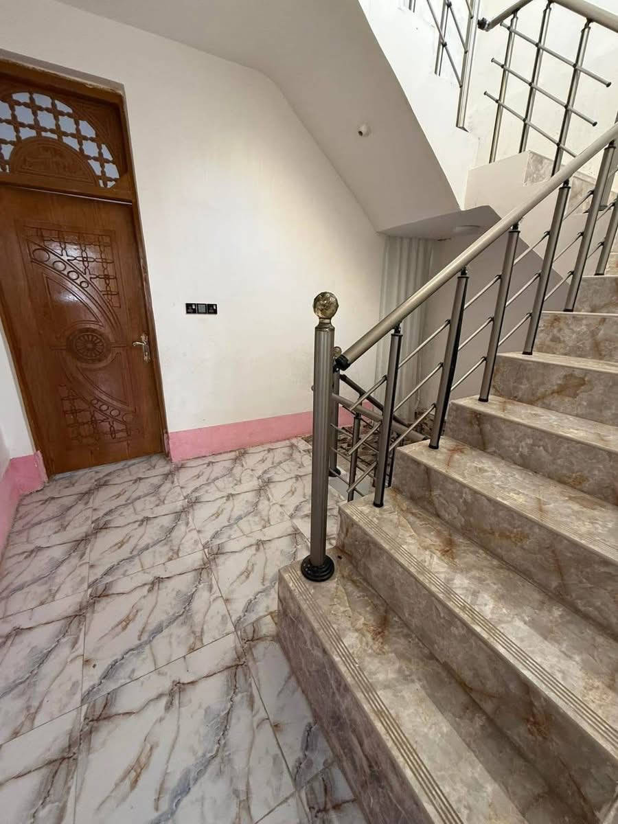 دار للبيع مساحه 50م
طابو زراعي سند 25 تحويل مباشر 
بابل حي الكرامه قرب مكتب ياسر وتوت (بيع مستعجل )

طابقين.  3غرف نوم. 
الطابق الاول.    يحتوي 
غرفه نوم     هول.   مجمع صحيات.    مطبخ.    

الطابق الثاني 
غرفتين نوم.     بيتونه.    دار كامل ومرتب بناء حديث 

ملاحظه علما أن الدار مأجر بسعر 400الف 

***********
