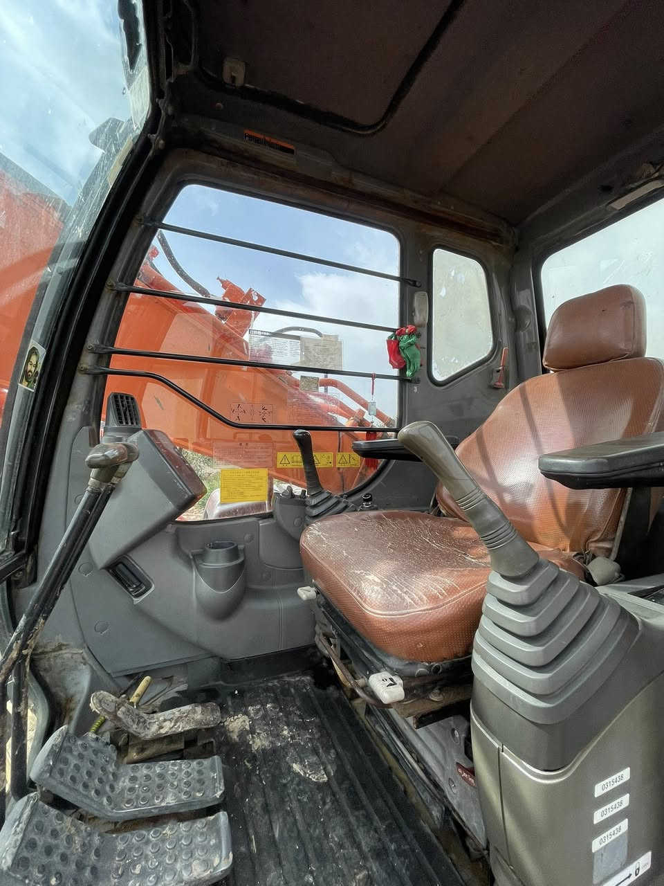 سلام عليكم حفاره زت للبيع موديل 2005 رقم واسط مامفتوح بيه كلشي وضع شركه بلاديه ***********
