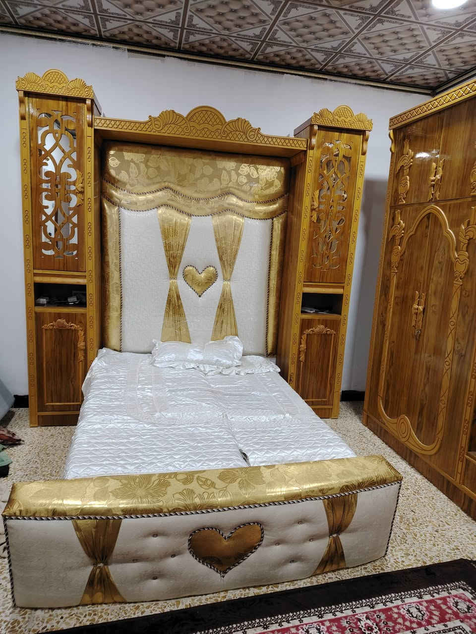 سلام عليكم هاي الغرفة لبيع شرط جديدة مكانها موصل ***********
