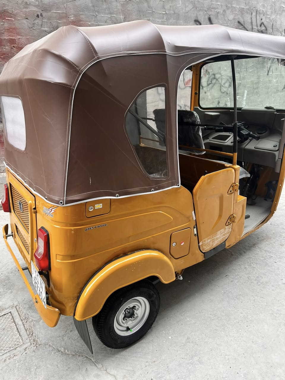 سلام عليكم تكتك للبيع موديل 2021الكماليه شارع الأصفر  رقم الهاتف ***********
