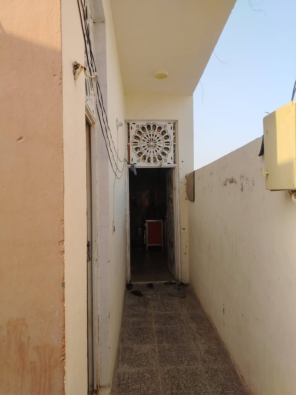 بيت ١٠٠م م مطلوب لل مصرف العقاري النداء منطقه ال ٥٥ مطلوب ٨٠ مليون القصد الشهري ٤٣٤الف بناء طابوق كونكريت فوك وجوه يحتوي علا غرفه نوم وصاله ومطبخ وستقبال وصحيات خارجيه وداخليه قريب شارع ٦٠  يباع تطلوعه مع المبلغ المدفوع لل مصرف ٥٠. ***********
