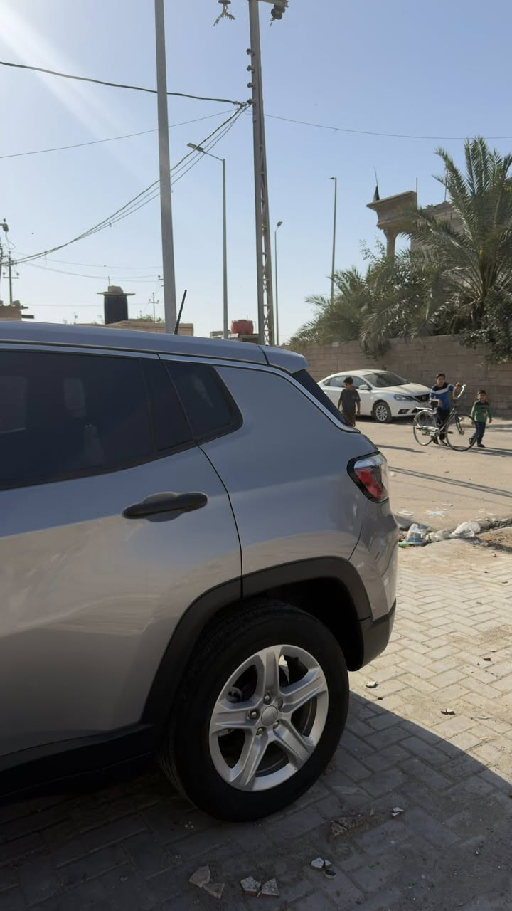 للبيع: جيب كومباس 2024 - بحالة ممتازة
جيب كومباس 2024 ضربه موضحه بلصور رقم فحص مؤقت مكان بصره - الطوبه والنخيله سعر 137 للاستفسار 
***********
المواصفات:
Jeep Compass 2024 :الموديل •
• النوع: SUV / جيب
• المحرك: 2.0L تيربو - 4 سلندر
• القير: أوتوماتيك 8 سرعات
• الدفع: رباعي AWD
• اللون الخارجي: [ابيض]
• اللون الداخلي: اسود
• المالك: مالك أول
المميزات:
• شاشة وسطية 10.1 إنش
• كاميرا خلفية
• حساسات أمامية وخلفية
• تشغيل عن بُعد
• نظام ملاحة
Apple CarPlay + Android Auto + بلوتوث •
• مكيف مزدوج
• مقاعد جلد (مدفأة)
• نظام توفير الوقود
• جميع الصيانات محدثة
• السيارة لا تحتاج لأي مصاريف
