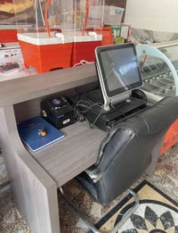 كاشير مع ميز مع كرسي مع طابعه عدد ٢. للبيع.   بسعر 700 الف   077000025...