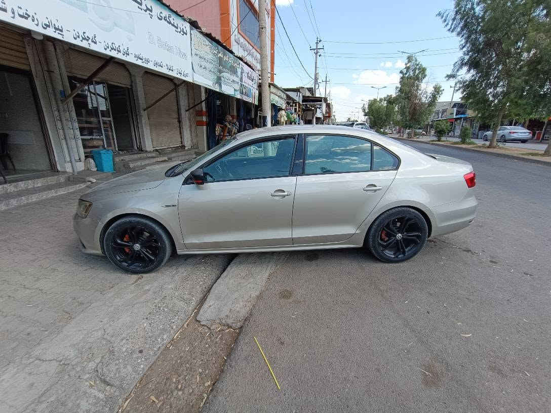 Volkswagen , jita 
model : 2015 
تەنها چامڵغ و نیو دەرگای شەکن لێدانی هەیە بەبێ ناوگرتن ، گێڕو مەکینە و هەموو شتێکی بە شەرت ،، کوشت هیتەر ، مەکینە 1.8تۆربۆ ، مواسفات ئەمریکی ، هەزەی نوێیە ، بەڵام سەنەوی بەسەرچووە ، وە سەیارەکە نمونەیە لە پاکی  
بۆ زانیاری زیاتر ، پەیوەندی بەم رەقەمەوە بکەن لە رەقەم و لە واتساپ :***********
وە نرخی ٩٥ گەڵا و مەجالێکی برایانە أربيل, العراق

