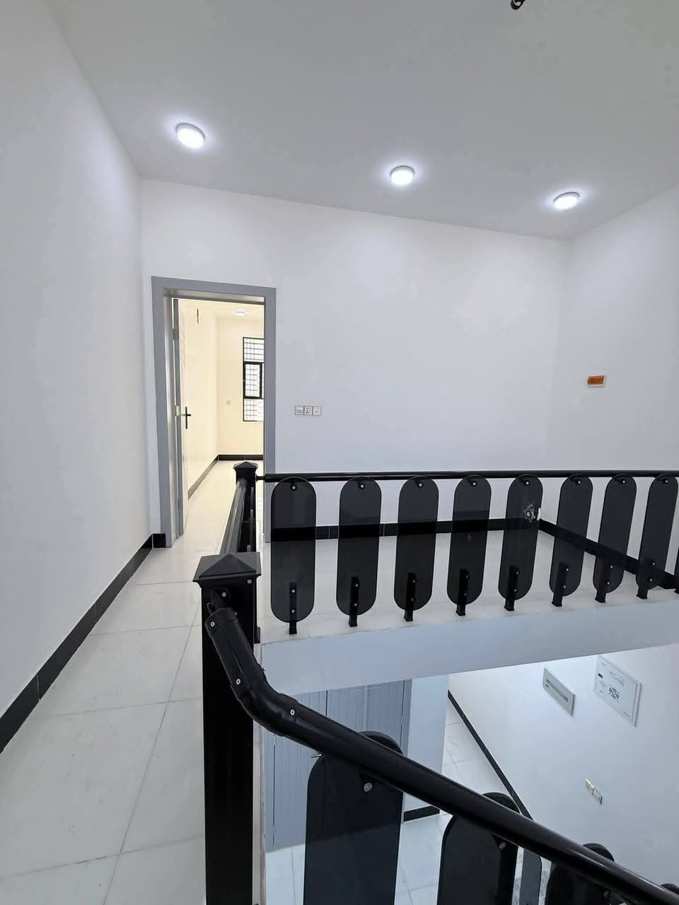 دار 100 متر للبيع  قرب مول بغداد مفتوح على شارع بيت النجف حي نداء طابق ونص بناء درجه اولى يباع نقد او  المبادره الاستفسار***********
