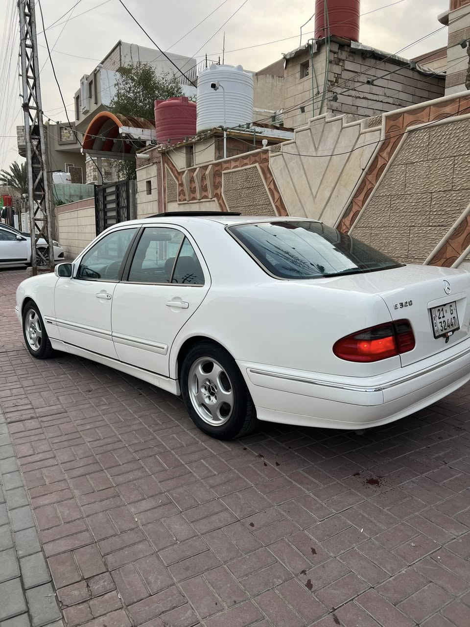 السلام عليكم كل عام وانتوو بخير
مارسدس ام عيون موديل 2001 
رقم شمالي الجديد وبسمي 
سياره جديده ع وضع الشركه 
فول موصفات واحد ع واحد 
محرك سته سلندر 
حجم 320
العنوان البصره 
 السعر 140$
رقم الموبايل ***********
