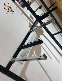 استاندات ملابس جداريه • قليل الاستخدام • نضيفه