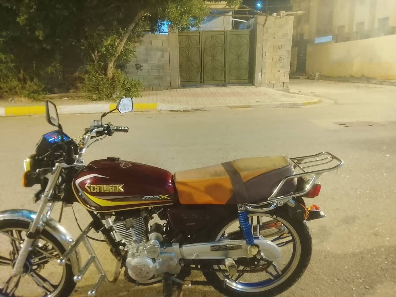 السلام عليكم عندي راني للبيع موديل 22 ويامن فيس مكاني حي الضباط السعر 550 وبمجال  دراجه بلاديه ربع ما تخلي عليها صلف كهرباء استفسار على الرقم  ***********
