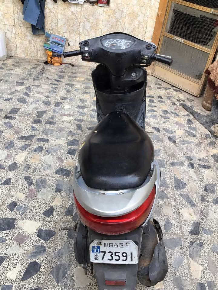 سلام عليكم دراجه بريز ياباني صايرلها شهرين ونص من طالعه من لحاويه دراجه شلعه ومعدل دراجه اكفلك بيها لمكينه برغي مامفتوح تاخذها ربع ماذب عليها دراجه (سعرها550)وبيها مجال لطيبين ومكاني القرنه قرب شجره ادم رقم المبايل بس واتساب(***********)
