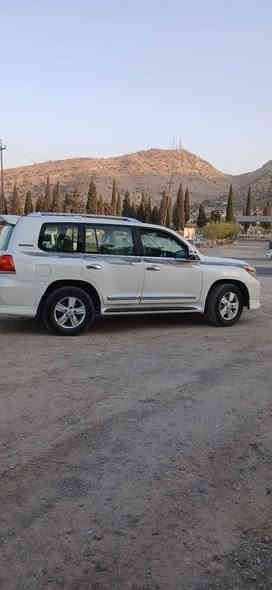 السلام عليكم سياره لاندكروز 2014 سياره نضيفه خير من الله فول مواصفات السياره بريم بدون صبغ بارد بسيط جداً مقدار شبر اًو أقل للأستفسار على الخاص او الرقم التالي ***********
