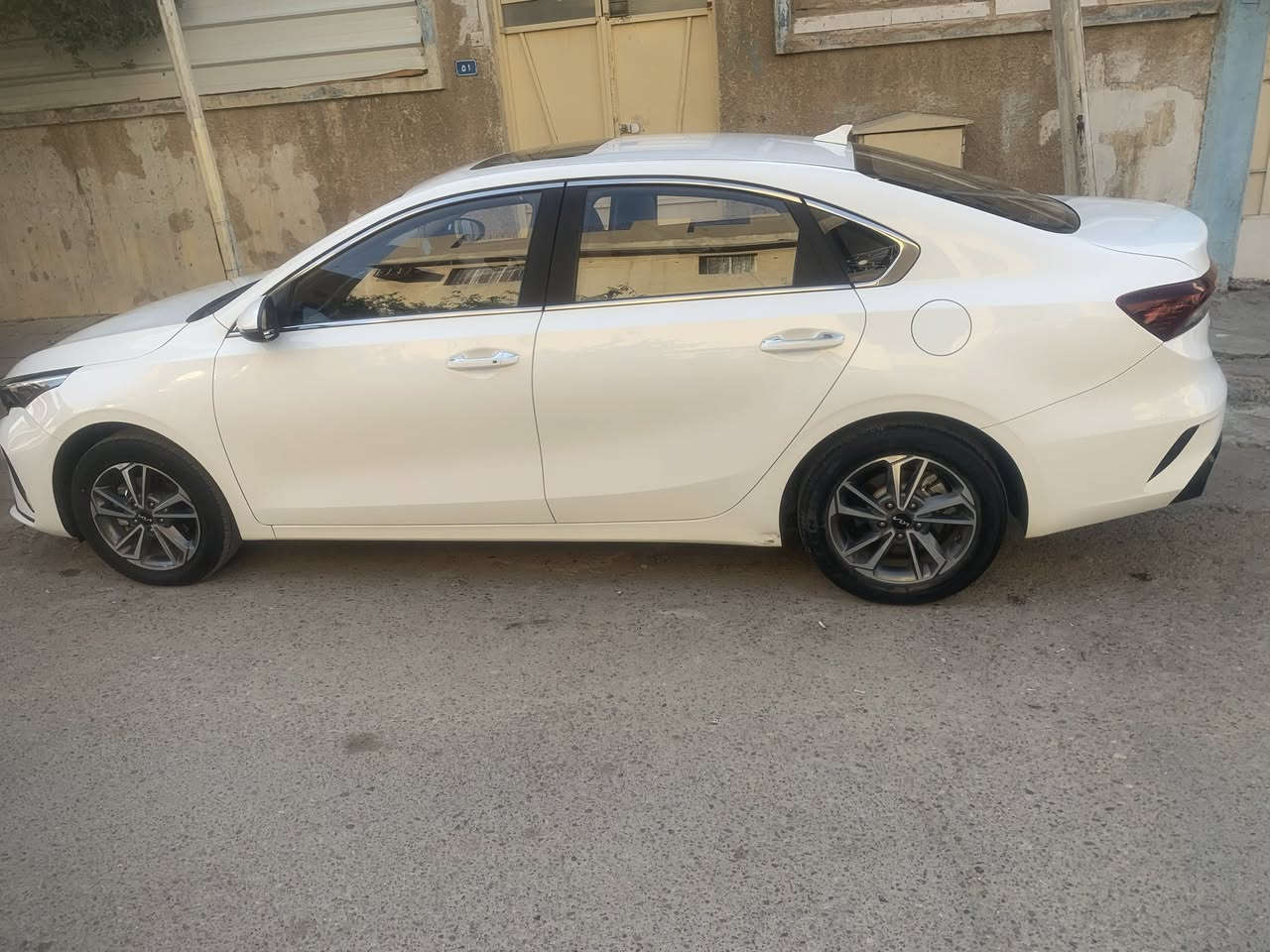 السلام عليكم.
كيا كي ثري K3 موديل 2022
الإصدار الاول 
تجميع الصين
فول  مواصفات

محرك 1500 دبل نوزل كير 8 نمر 

رقم اربيل  + تريد وكالة او تحويل 

 ماشية “53 ألف 
🔴المواصفات 
✅️فتحة

✅️شاشه كامرة 

✅️تبريد قطعتين + لمس

✅️تحكم ستيرن جهتين 

✅كروز ️مثبت سرعة 

✅️بصمه 2 أبواب و بصمه تشغيل

✅️شاحن تايب سي شحن سريع 

✅️كير طياره 

✅️يدات نيكل 

✅️شاشه بالكير

✅️لايت لد زينون 3 عدسات متحركة + الخلفي هم لد متصل 

✅ أشاير لكزس️ متحركة 

✅المري الجانبية بيها ️اشاير + هيترات 
✅️صندوك ذكي بصمة ( يفتح عند الاقتراب )
✅️سايد بريك بصمة

✅️أوتو هولد (auto hold)

✅️درايف مود 4 وضعيات

‏✅️(sport+eco+smart+comfort)

شاشة عداد دجتل 
وبيها بعد مواصفات 
السيارة كفاله عامه 
السعر 135 وبيها مجال لشراي 
للأستفسار اكثر التواصل على وتساب
***********
مكان السياره بغداد
