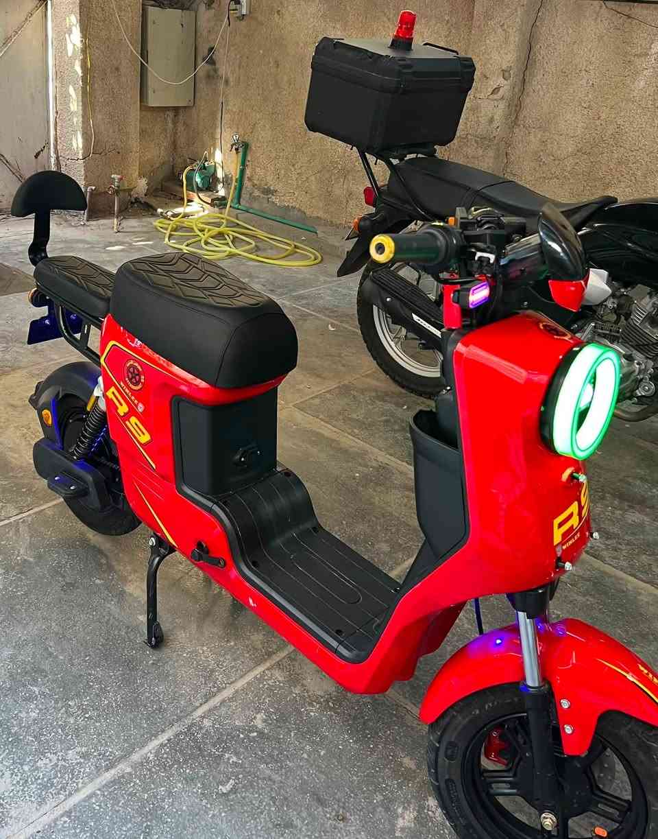� للبيع دراجة كهربائية شبه جديدة 🚨
✨ نظيفة جداً وحالتها مثل الجديدة
✨ مشتريها من يومين فقط
✨ استخدام قليل جداً 
📌 سبب البيع: ما ناسبت ابني بسبب صغر عمره
💰السعر ٦٠٠ ألف
📩 للجادين بالشراء مراسلة خاص
***********
مواصفاتها 
نظام الشاشة ديجتال 
يعرضلك كل تفاصيل الدراجة بالشاشة
نظام بلوتوث 
نظام بريكات اي بي اس 
هيدروليك امامي خلفي دهن
نظام ار رجوع للخلف 
نظام دبل اشارة / و اشاير يمنى ويسرى
بأشاير ولايت سبع الوان 
انظمة التشغيل تلاثة 
نظام المفتاح 
نظام البصمة
ونظام الكارت ان اف سي 
عدد البطاريات 5 الكبار وتلاثين امبير 
المسافة المقطوعة من 45 الى 50kG السرعة 109
قدرة الملف 1,500W مختلف عن بالسوك 1,200W

