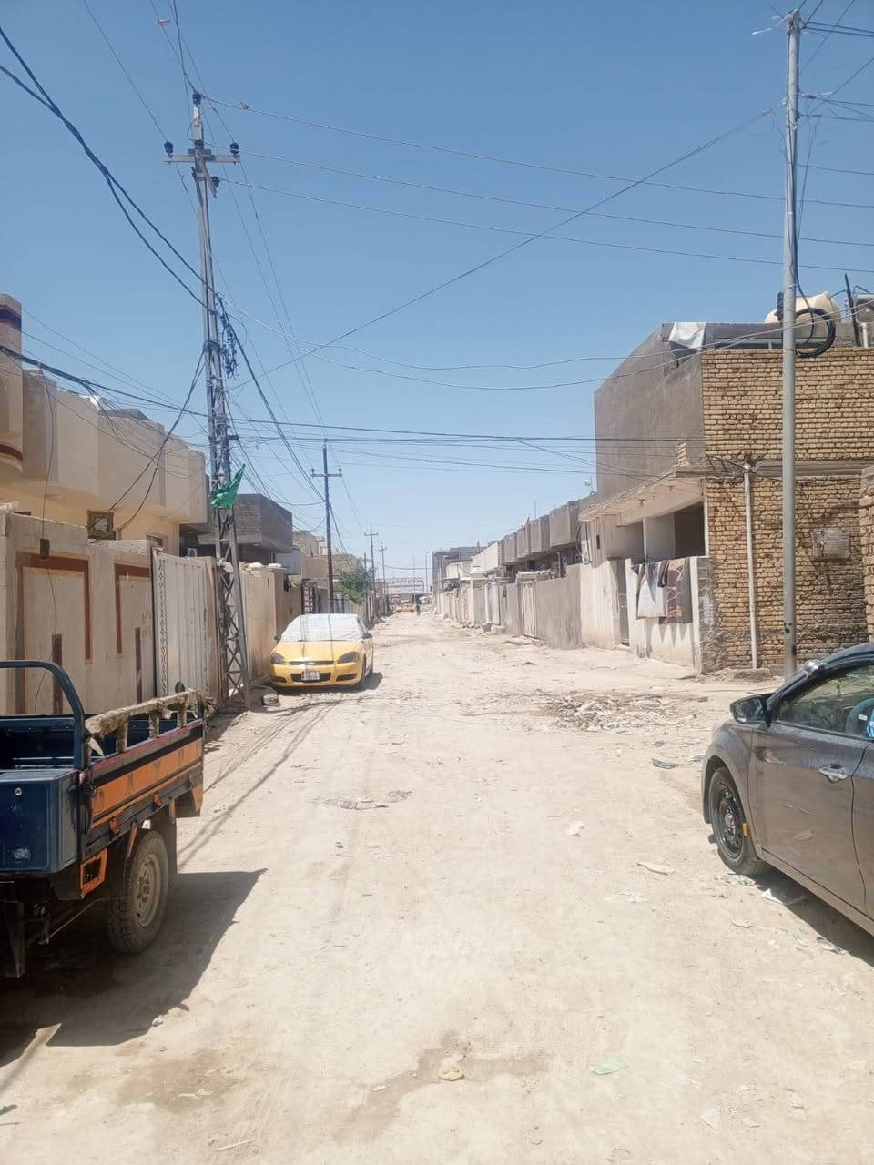دار للبيع حي الحكيم مساحته 120
 متر غرفتين نوم وهول استقبال مطبخ بشارع اسواق البركه يبعدن عني الشارع 100 متر الاتصال واتساب ***********
